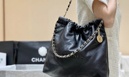 Ellebag's Exquisite Replica: The Black Caviar Leather Chanel 22 Medium Handbag with Gold Hardware(2024 Dec Updated)