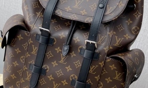 Ellebag’s 1:1 Replica of Louis Vuitton M43735 Christopher Medium Backpack – A Tribute to Rugged Elegance(2024 Dec Updated)