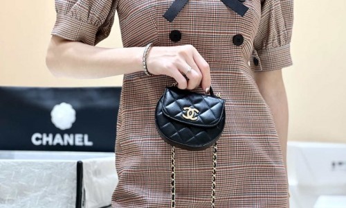 Ellebag super fake Chanel 23A AP3378: A Masterpiece of Craftsmanship in Black Lambskin and Gold Hardware(2024 Dec Updated)