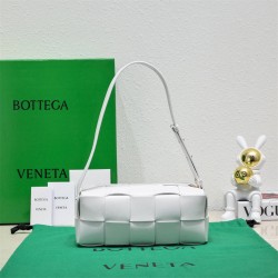 BOTTEGA VENETA BRICK CASSETTE Small 23.5 White All Leather Style: 9305 Size: 23.5x10x10cm Full Leather