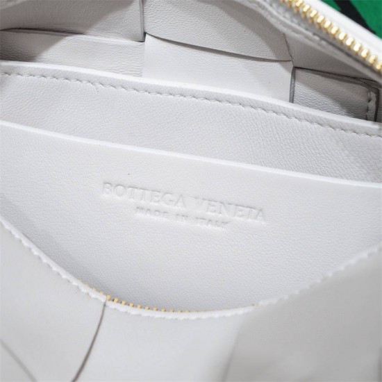 BOTTEGA VENETA BRICK CASSETTE Small 23.5 White All Leather Style: 9305 Size: 23.5x10x10cm Full Leather