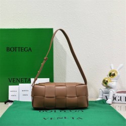 BOTTEGA VENETA BRICK CASSETTE Small 23.5 Brown All Leather Style: 9305 Size: 23.5x10x10cm Full Leather