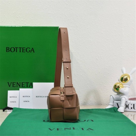 BOTTEGA VENETA BRICK CASSETTE Small 23.5 Brown All Leather Style: 9305 Size: 23.5x10x10cm Full Leather