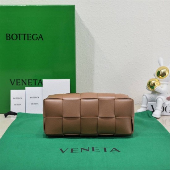 BOTTEGA VENETA BRICK CASSETTE Small 23.5 Brown All Leather Style: 9305 Size: 23.5x10x10cm Full Leather