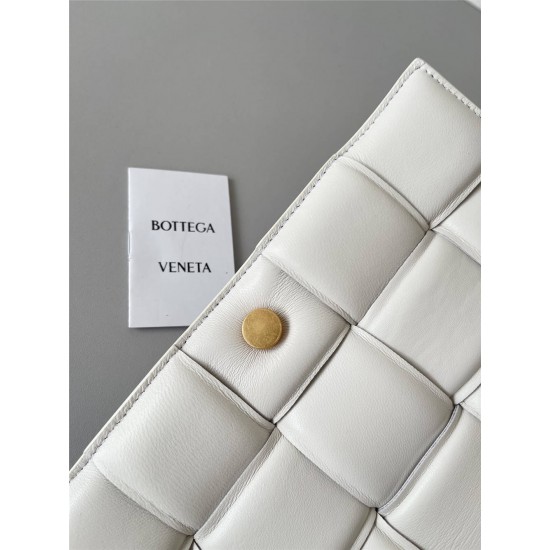 BOTTEGA VENETA Cassette Chain Padded Cassette White Gold Buckle Medium 26 Size: 26x18x6cm Full Leather