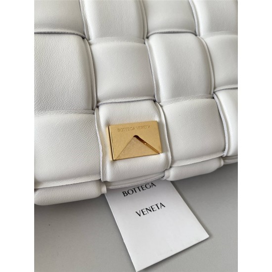 BOTTEGA VENETA Cassette Chain Padded Cassette White Gold Buckle Medium 26 Size: 26x18x6cm Full Leather