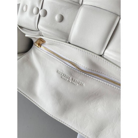 BOTTEGA VENETA Cassette Chain Padded Cassette White Gold Buckle Medium 26 Size: 26x18x6cm Full Leather