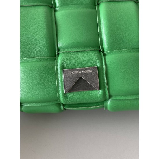 BOTTEGA VENETA Cassette Chain Padded Cassette Green Silver Buckle Medium 26 Size: 26x18x6cm Full Leather