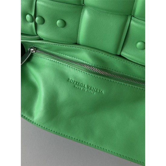 BOTTEGA VENETA Cassette Chain Padded Cassette Green Silver Buckle Medium 26 Size: 26x18x6cm Full Leather