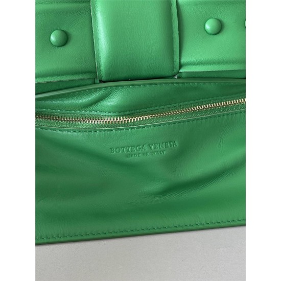 BOTTEGA VENETA Cassette Chain Padded Cassette Green Gold Buckle Medium 26 Size: 26x18x6cm Full Leather