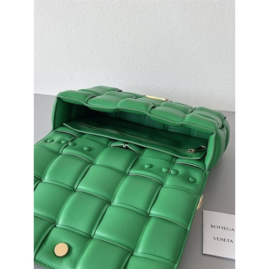 BOTTEGA VENETA Cassette Chain Padded Cassette Green Gold Buckle Medium 26 Size: 26x18x6cm Full Leather