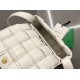 BOTTEGA VENETA Cassette 19 Medium White 19x12x5cm Full Leather