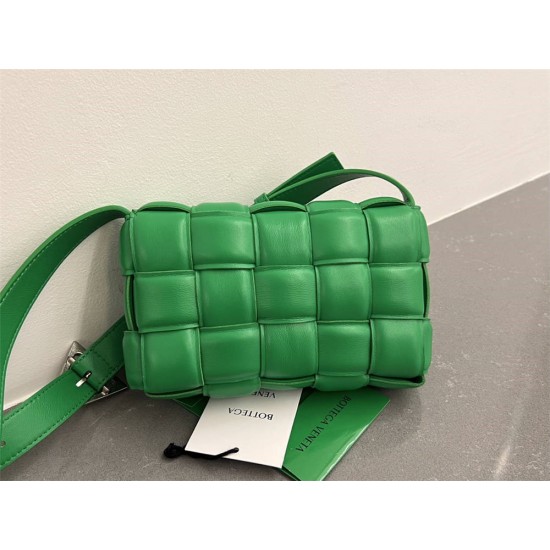 BOTTEGA VENETA Cassette 19 Medium Green 19x12x5cm Full Leather