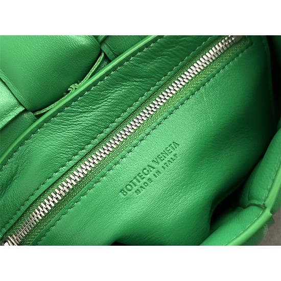 BOTTEGA VENETA Cassette 19 Medium Green 19x12x5cm Full Leather