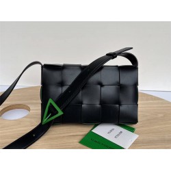 BOTTEGA VENETA Cassette 23 Medium Black Green Clasp 23x15x5cm Full Leather