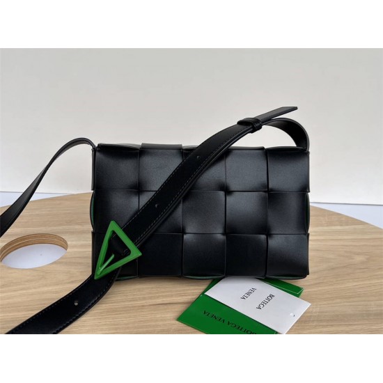 BOTTEGA VENETA Cassette 23 Medium Black Green Clasp 23x15x5cm Full Leather