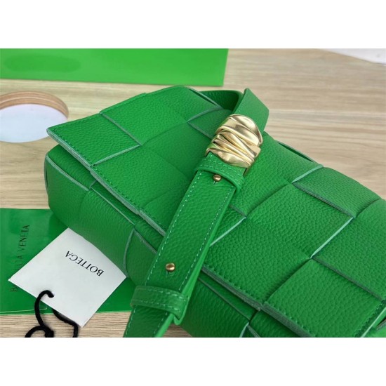 BOTTEGA VENETA Cassette 23 Medium Green with Metal 23x15x5cm Full Leather