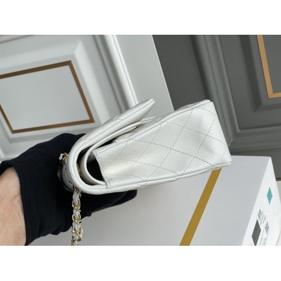 Chanel Classic Flap bag Medium 25 White with gold hardware, Caviar leather, Hass Factory leather, seamless.