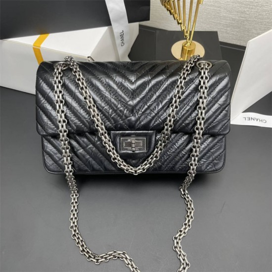 Chanel Classic Flap Bag in 2.55 V-Pattern So Black, Medium 24, Black, Silver Hardware, Lambskin Leather, Padded Leather, Hass Factory Leather, Dimensions: 24cm.