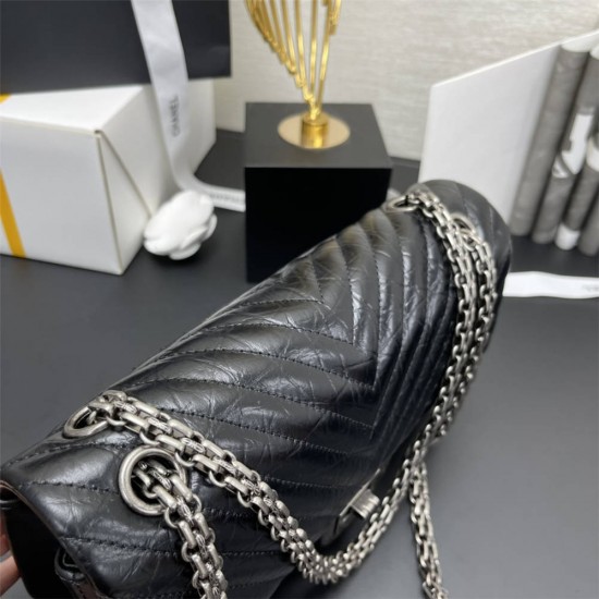 Chanel Classic Flap Bag in 2.55 V-Pattern So Black, Medium 24, Black, Silver Hardware, Lambskin Leather, Padded Leather, Hass Factory Leather, Dimensions: 24cm.