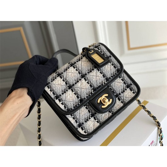 Chanel 22K Flap Bag for Autumn/Winter, Messenger Bag in Woolen Fabric, Gray, Gold Hardware, Dimensions: 17x21x6cm.