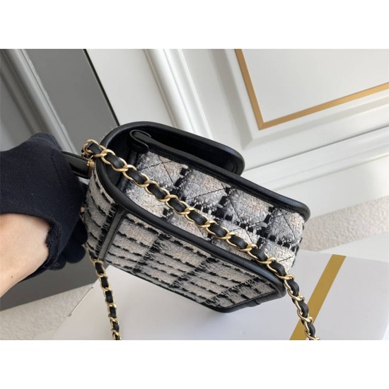 Chanel 22K Flap Bag for Autumn/Winter, Messenger Bag in Woolen Fabric, Gray, Gold Hardware, Dimensions: 17x21x6cm.