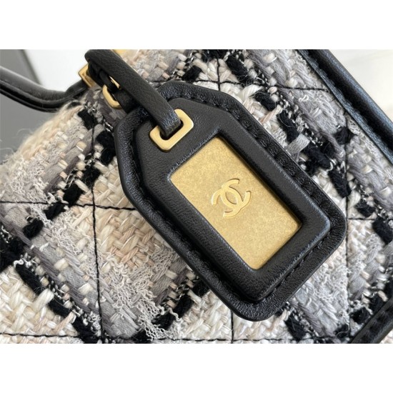 Chanel 22K Flap Bag for Autumn/Winter, Messenger Bag in Woolen Fabric, Gray, Gold Hardware, Dimensions: 17x21x6cm.