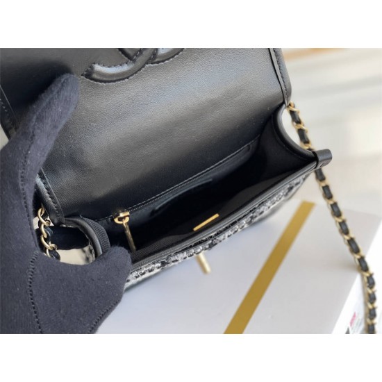 Chanel 22K Flap Bag for Autumn/Winter, Messenger Bag in Woolen Fabric, Gray, Gold Hardware, Dimensions: 17x21x6cm.