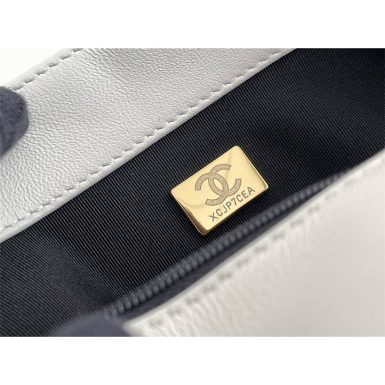 Chanel 19 Bag 22S in White with Silver Hardware, Small 26, Lambskin Leather, Hass Factory Leather, 26x16x9cm.