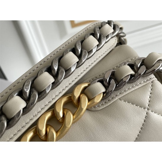 Chanel 19 Bag in Cream with Gold Hardware, Small 26, Lambskin Leather, Hass Factory Leather, 26x16x9cm.