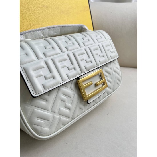 Fendi Baguette Medium 24 Chain White All Leather Gold Buckle 24x14.5x7cm 7001