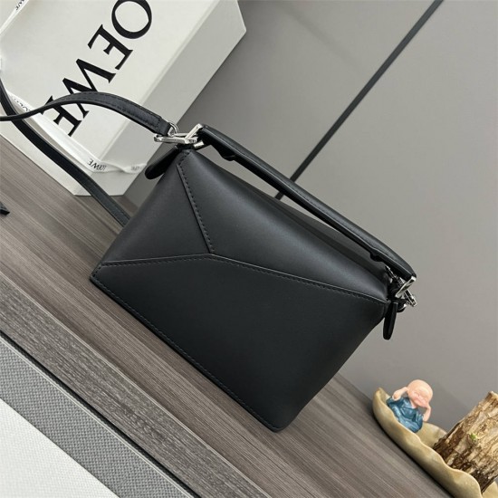 Loewe Puzzle Black Small 18 Model: L062312, L10173 Size: 18x12.5x8cm