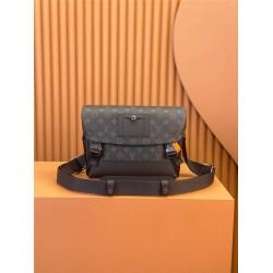 Louis Vuitton Discovery Messenger PM Voyager in Monogram Eclipse Black (M40511): 33.0x22.5x11.0 cm