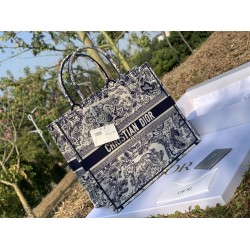 Dior  book tote 41.5 x 35 x 18 cm