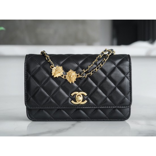 Chanel lion buckel 12.3*19.2*3.5