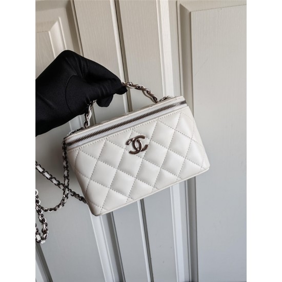 Chanel Vantity case with letter handle 9.5*17*8cm