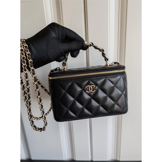 Chanel Vantity case with letter handle 9.5*17*8cm