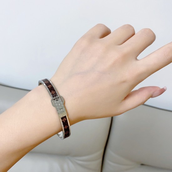 Louis Vuitton bracelet best replica size 17cm and 19cm 