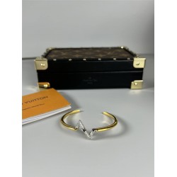 Louis Vuitton bracelet best replica size 17cm and 19cm 