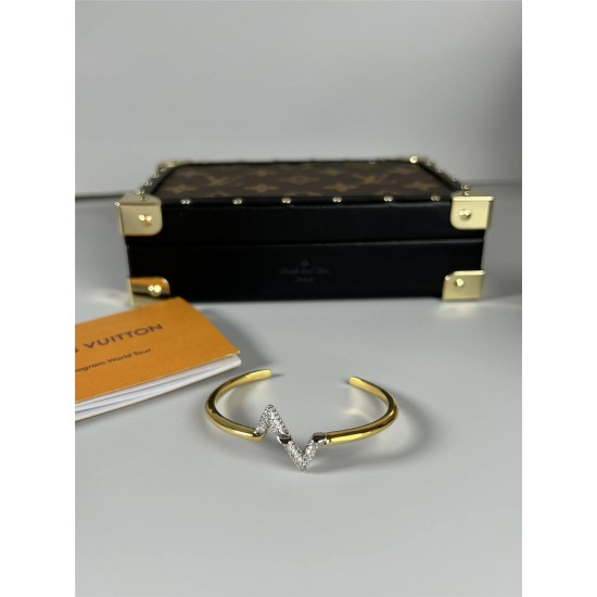 Louis Vuitton bracelet best replica size 17cm and 19cm 