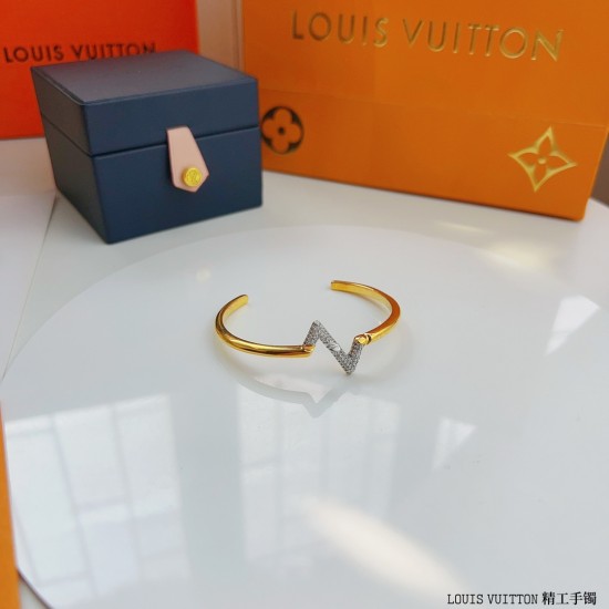 Louis Vuitton bracelet best replica size 17cm and 19cm 