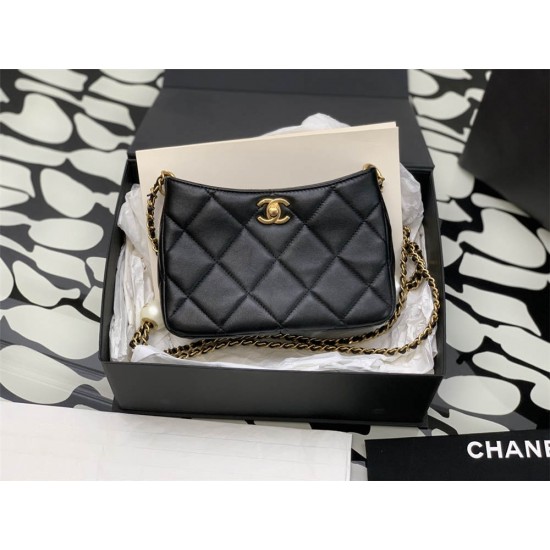 Chanel 24s Hobo pearl buckel 20cm