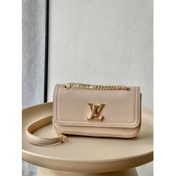 Louis Vuitton LOCKME EAST WEST  M22304   size：23.5x14x6cm 2025 new