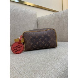 Louis Vuitton DOPP M11623 size：28 x 15 x 16.5cm  2025 new